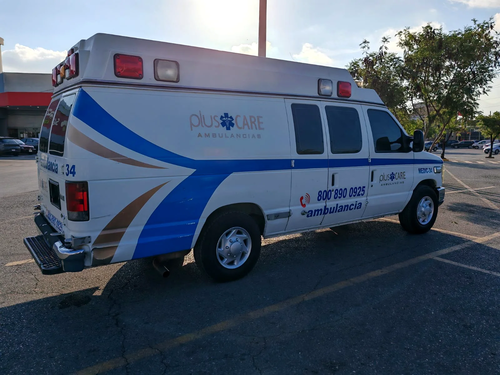 Vista lateral de la ambulancia Plus Care unidad 34