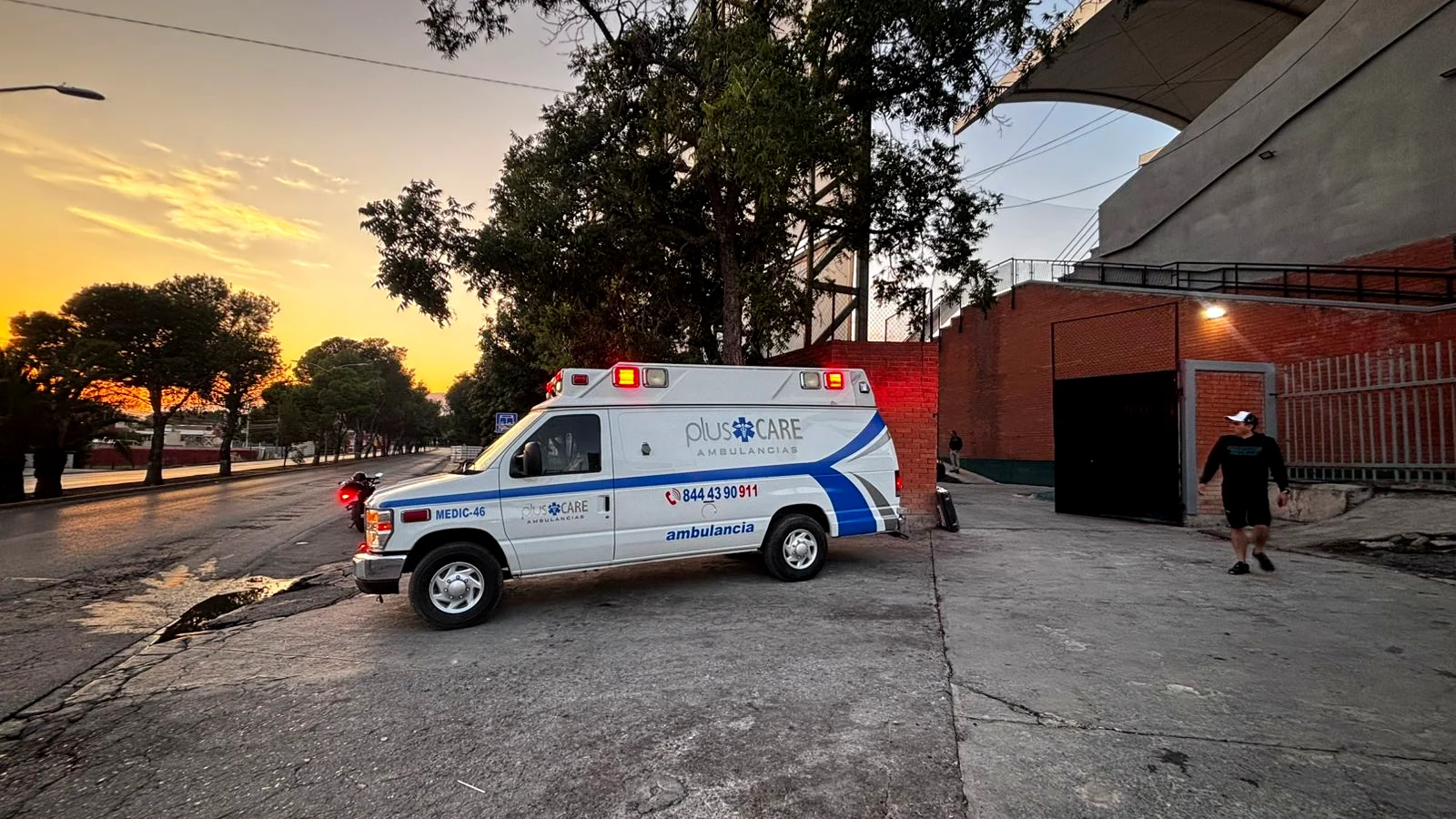 Ambulancia terrestre blanca Plus Care al atardecer